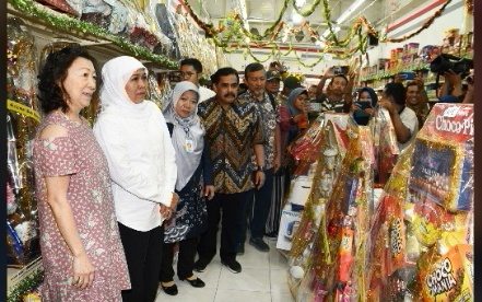 Jelang Hari Raya, Gubernur Khofifah Sidak Mamin dan Parcel Lebaran