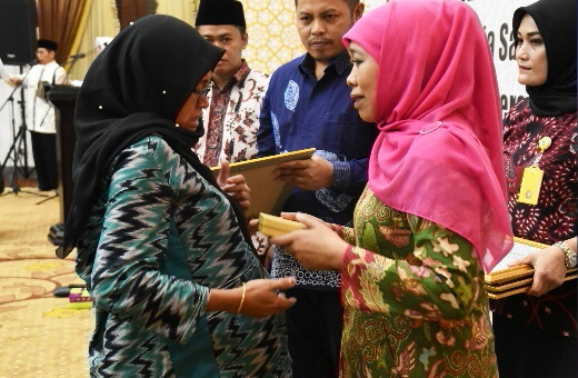 Gubernur Jatim Berikan Santunan Kepada Keluarga Penyelenggara Dan Pengawas Pemilu 2019