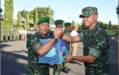 Danrem Bhaskara Jaya Menyerahkan Bingkisan ke Para Prajurit