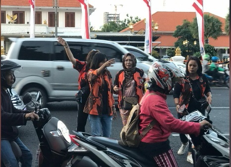 Srikandi Pemuda Pancasila Jatim Bagi Takjil Gratis ke Pengguna Jalan