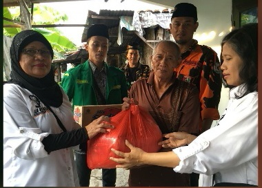 La Nyalla Academia dan Pemuda Pancasila Bagikan Paket Sembako ke Warga Miskin