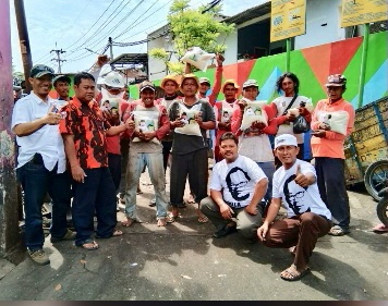 Membagi Kebahagiaan, La Nyalla Academia Bagi Ratusan Paket Sembako ke Petugas Kebersihan
