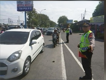 Kanit Shabara Polsek Kedawung Turun Langsung Mengatur Lalu Lintas Menjelang Arus Mudik