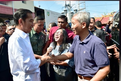 Kunjungi Pasar Gede Solo, Presiden dan Keluarga Belanja Buah Hingga Ulekan