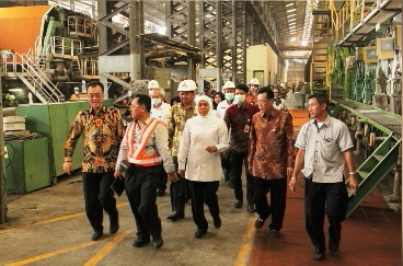Gubernur Khofifah : Pabrik Kertas Tetap Produksi, Lingkungan Hidup Harus Dijaga