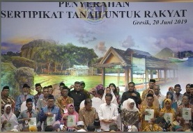 Gubernur Khofifah Dampingi Presiden Jokowi Bagikan 3.200 Sertifikat Tanah