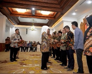 Gubernur Khofifah Bagikan BK-Desa 45,64 M