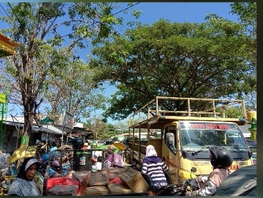 Warga Keluhkan Maraknya Parkir Liar di Bahu Jalan