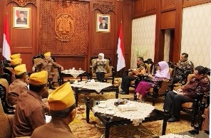 Gubernur Khofifah Bersama LVRI Siapkan Program Perkuat Nilai Juang 45 Generasi Millenial