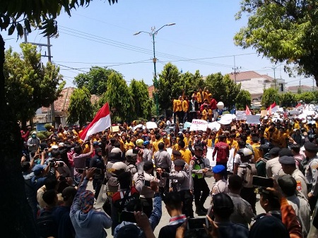 Tolak Sejumlah RUU, Ribuan Mahasiswa Demo ke Kantor DPRD Sumenep