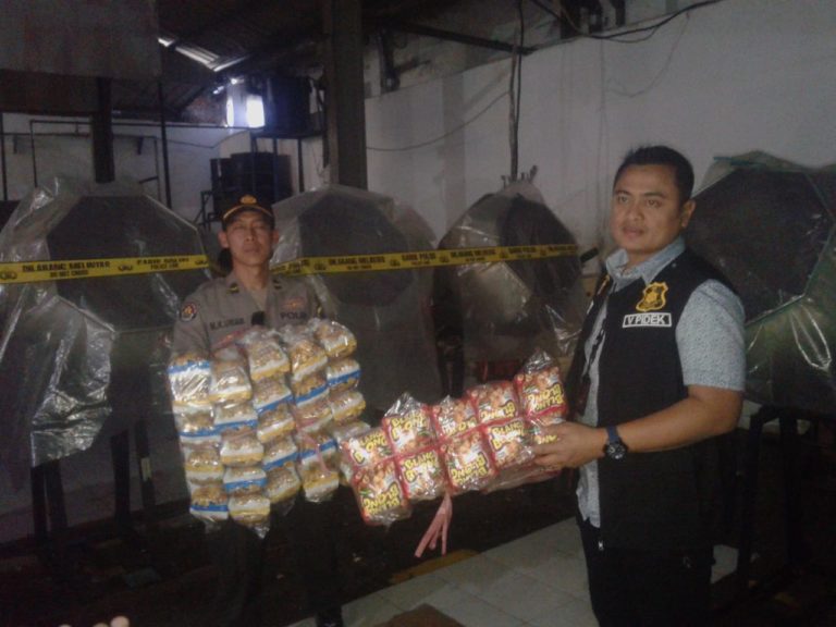 Gudang Produksi Makanan Ringan Tanpa Ijin Edar di Grebek