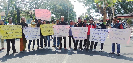 Kecam Tindakan Represif Aparat, Wartawan Pamekasan Gelar Aksi Demonstrasi