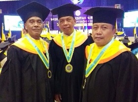 Delapan Wartawan Jatim Dinyatakan Lulus S2 Unair