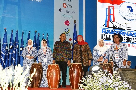 Gubernur Khofifah Apresiasi IWAPI Lakukan Ekonomi Digital Bagi  Perempuan di Era Industri 4.0