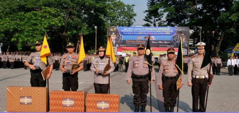 Anggota Polresta Dan Polsek Di Jajaran Polresta Sidoarjo Mendapat Reward Maupun Punishment Dari Kapolres