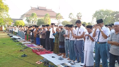 Kekeringan Parah, Ribuan Pelajar dan Masyarakat di Pamekasan lakukan Shalat Istisqa