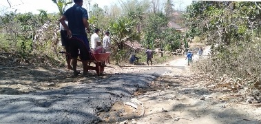Warga Tutup Jalan Lantaran Tak Kunjung Diperbaiki