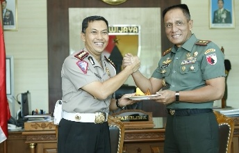 Polda Jatim Bagikan 652 Tumpeng Kepada TNI se Jajaran Jatim