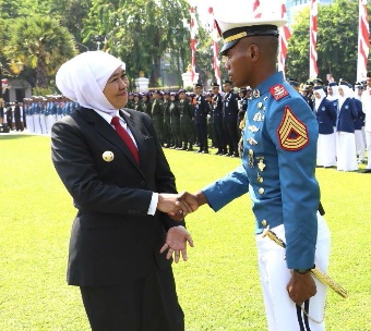 Usai Upacara Hari Sumpah Pemuda, Khofifah Jabat Tangan Komandan Upacara Asal Jayapura