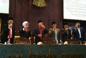 Buktikan Tidak Berdioxin, Gubernur dan Anggota DPRD Jatim Makan Telur Bersama