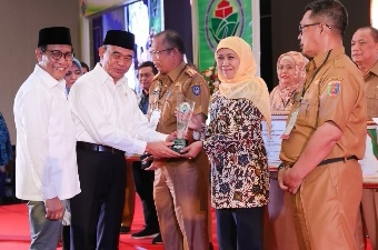 Gubernur Khofifah Terima Penghargaan Provinsi Terbaik Program Inovasi Desa 2019
