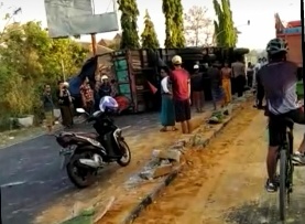 Sopir Ngantuk, Truck Pengangkut Mie Instan Tabrak Pembatas Jalan di Pamekasan