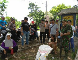 TIM SAR BRIMOB POLDA JATIM MELAKSANAKAN PENYISIRAN KORBAN TENGGELAM