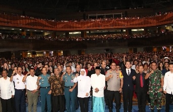 Gubernur Khofifah dan Forkopimda Jatim Kunjungi Jemaat Gereja Pada Malam Ibadah Misa