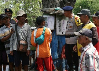 Wisata Pasir Putih Situbondo Dijaga Ketat Oleh Satbrimob Polda Jatim