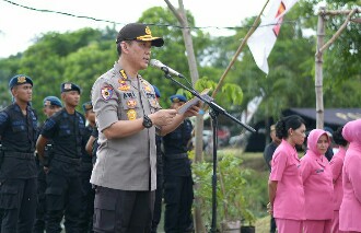 PENANAMAN 300 POHON DI MAKO SATBRIMOB POLDA JATIM
