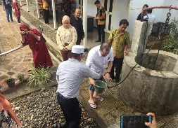 Di Tengah Hujan Lebat, LaNyalla Sempatkan Sholat Dhuhur di Rumah Pengasingan Soekarno