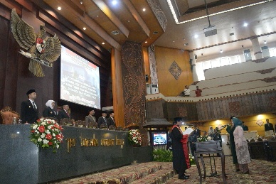 Gubernur Khofifah Hadiri Pelantikan Anik Maslachah Sebagai Wakil Ketua DPRD Jatim