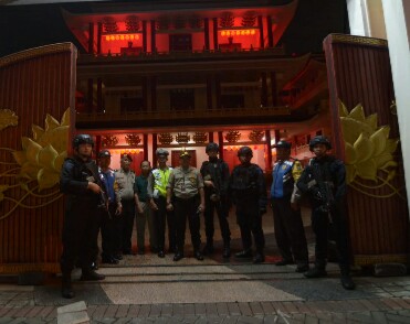 SAT BRIMOB POLDA JATIM PATROLI KAMTIBMAS MALAM HARI RAYA TAHUN BARU IMLEK
