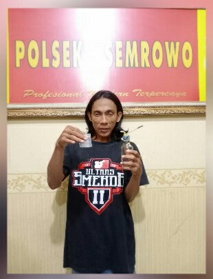 PRIA SANG PENGEDAR SHABU DIGELANDANG PETUGAS POLSEK ASEMROWO