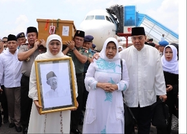 Gubernur Khofifah Bersama Forkopimda Jatim Sambut Kedatangan ﻿ Jenazah Gus Sholah﻿