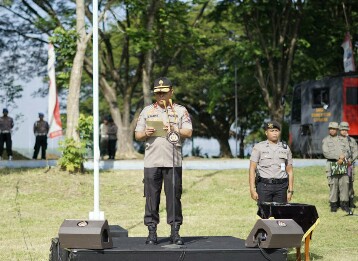 WAKAPOLDA JATIM DIDAMPINGI DANSATBRIMOB DALAM APEL LATKATPUAN SAR DI SARADAN