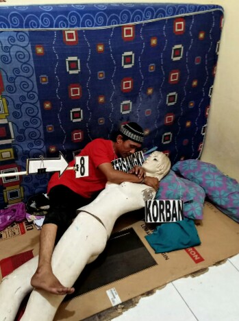 REKONTRUKSI PEMBUNUHAN DIRUMAH KOST PETEMON BARAT SURABAYA