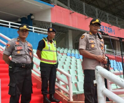 DANSAT BRIMOB POLDA JATIM MENGIKUTI APEL PENGECEKAN DAN PERSIAPAN DI STADION DELTA SIDOARJO