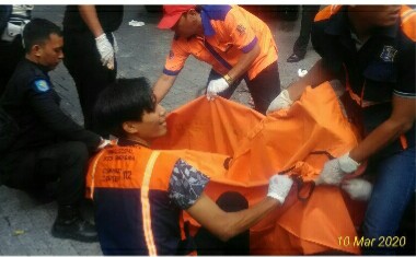 PENGENDARA SEPEDA MOTOR TERPELESET SAAT MENDAHULUI TRUK YANG AKHIRNYA MENINGGAL DITEMPAT