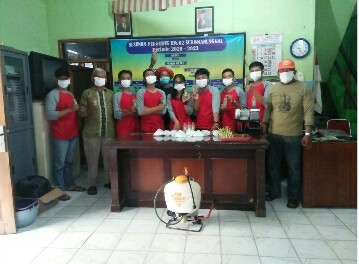BAGI-BAGI MASKER DAN PENYEMPROTAN DISINFEKTAN, SERTA MEMBAGIKAN JAMU HERBAL, KETUA RW02 SUKOMANUNGGAL PEDULI TERHADAP WARGANYA