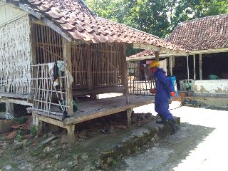 Lawan Covid-19, Kelurahan Gladak Anyar Pamekasan Lakukan Penyemprotan Disinfektan