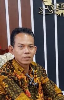 Jangan Lebay Bu Cantik, Kayaknya Bahagia Sekali, Jangan Disamakan Warna Partai PDIP Lantas Surabaya Menjadi Zona Merah Covid -19.