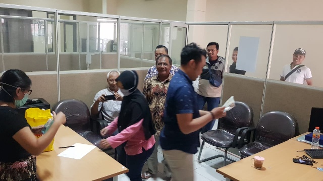 PWI Jatim Bagi-Bagi Hand Sanitizer dan Lakukan Penyemprotan Disinfektan