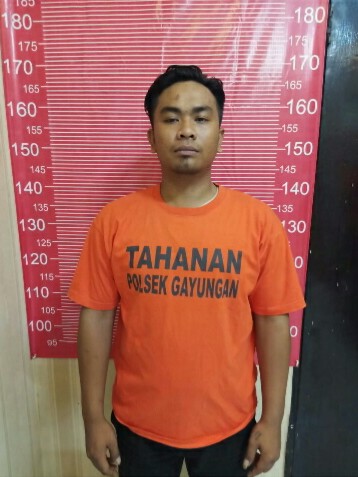 PERUSAK GENERASI BANGSA DENGAN MENGEDARKAN SHABU-SHABU DIJEBLOSKAN TAHANAN POLSEK GAYUNGAN