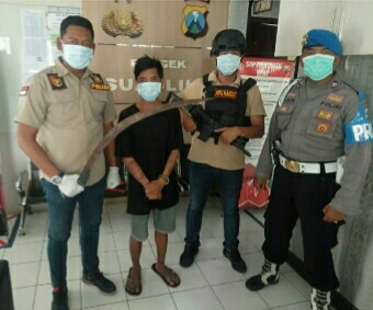 PEMUDA MEMBAWA SENJATA TAJAM DIAMANKAN PETUGAS POLSEK SUKOLILO SURABAYA