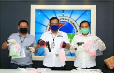 PEREDARAN NARKOBA DISERTAI DENGAN KEPEMILIKAN SENJATA API TANPA IJIN DIRINGKUS ANGGOTA POLRESTABES SURABAYA