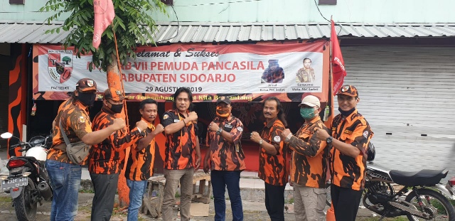 PEMUDA PANCASILA PAC SEDATI Baksos “Bersedekah” Bagikan Sembako Pada Warga