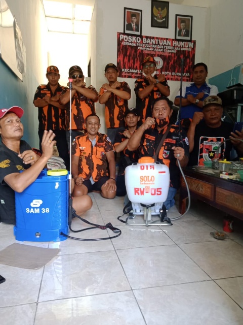 Lawan Covid-19, Pemuda Pancasila PAC Tandes Lakukan Penyemprotan Disinfektan di Perkampungan