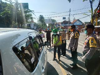 Aksi Unik Polisi di Pamekasan, Semprotkan Disinfektan Pakai Helm Corona