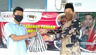 Bersinergi, KAHMI Preneur Bersama PWI Pamekasan Bagikan Sembako untuk Warga Terdampak Covid-19